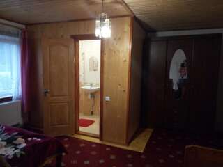 Проживание в семье Едельвейс Славское Трехместный номер «Комфорт» с душем-1