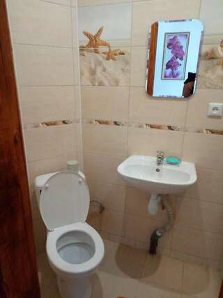 Проживание в семье Едельвейс Славское Трехместный номер «Комфорт» с душем-4