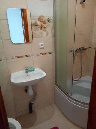 Проживание в семье Едельвейс Славское Трехместный номер «Комфорт» с душем-8