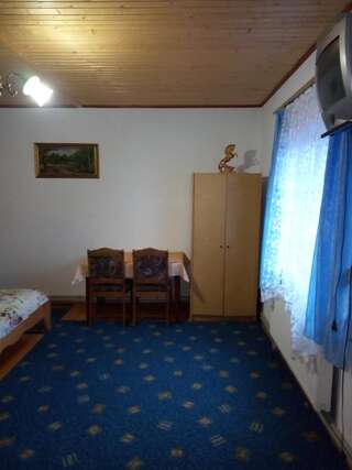 Проживание в семье Едельвейс Славское Бюджетный трехместный номер-1